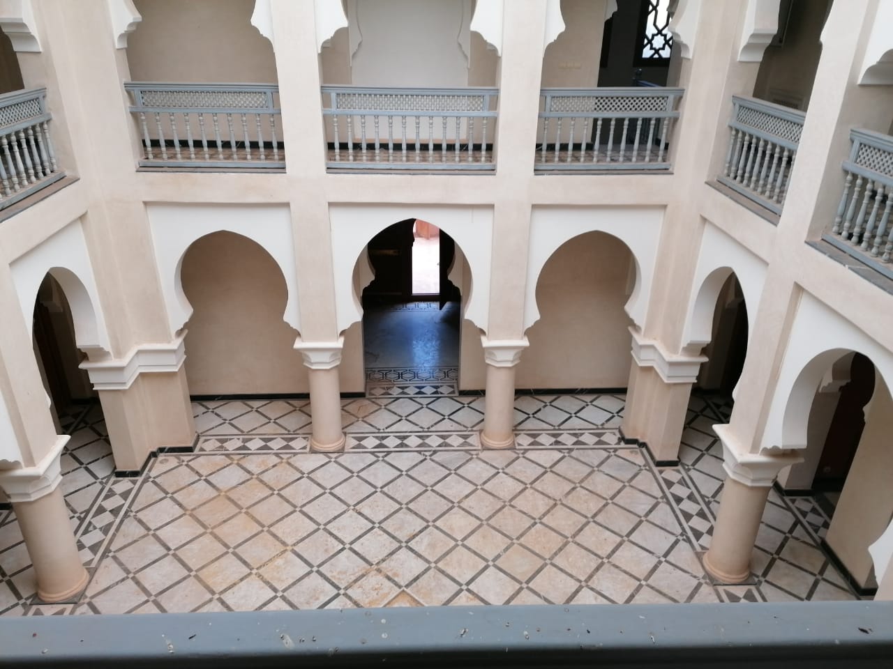 فيلا رفيعة بتصميم راق وفضاء فسيح / مراكش