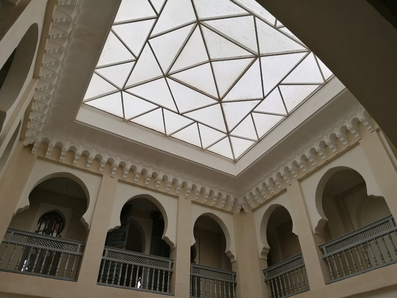 فيلا رفيعة بتصميم راق وفضاء فسيح / مراكش