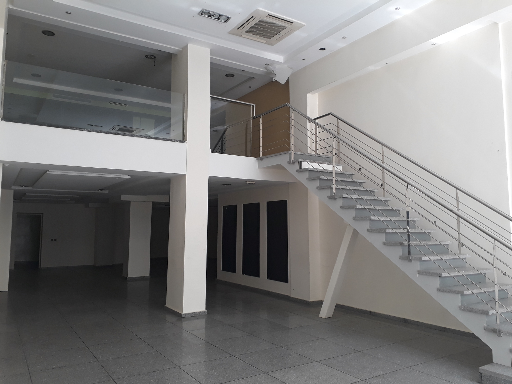 local commercial à vendre au quartier 02 Mars de 172m² plus une grande mezzanine